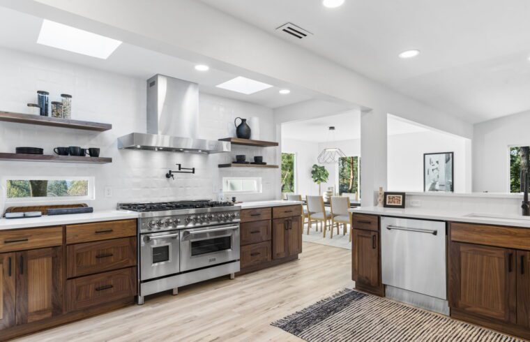 A beautiful kitchen remodel in Lake Oswego, OR by a Portland kitchen remodel contractor in Lake Oswego