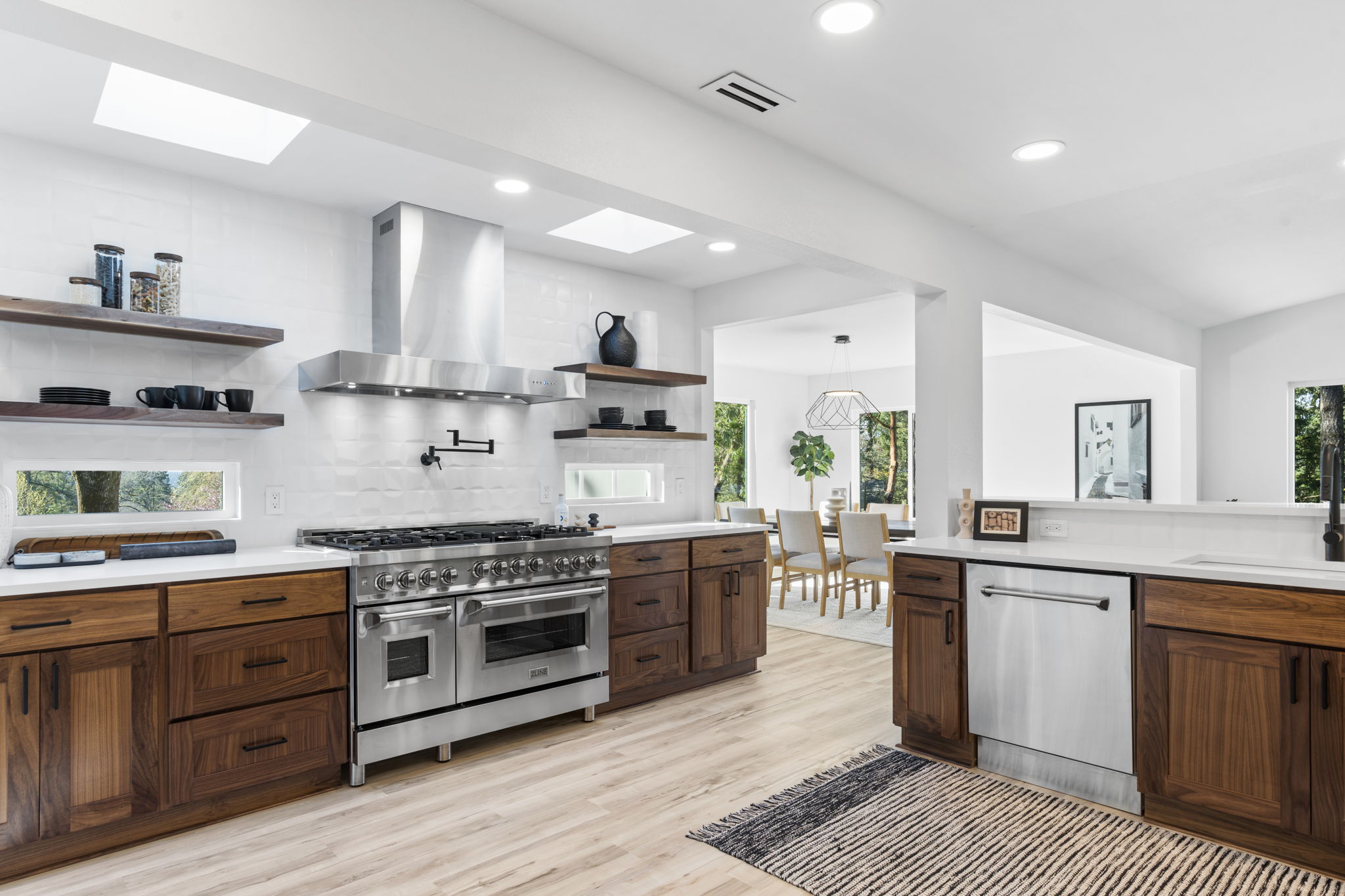 A beautiful kitchen remodel in Lake Oswego, OR by a Portland kitchen remodel contractor in Lake Oswego