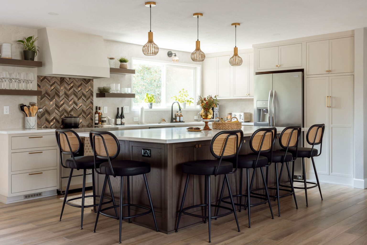 Modern kitchen remodel by a Lake Oswego kitchen remodeling contractor serving Portland