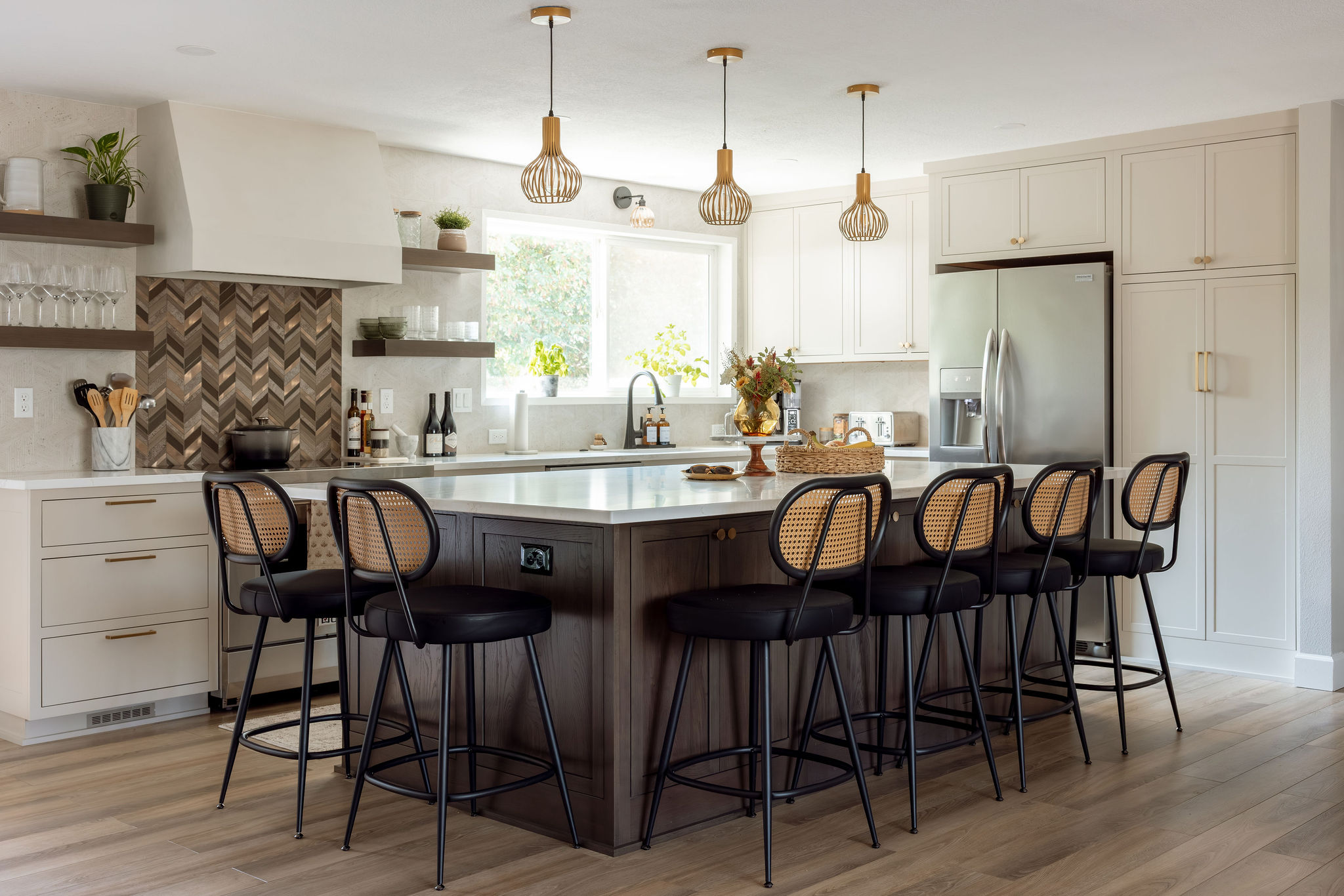 Modern kitchen remodel by a Lake Oswego kitchen remodeling contractor serving Portland